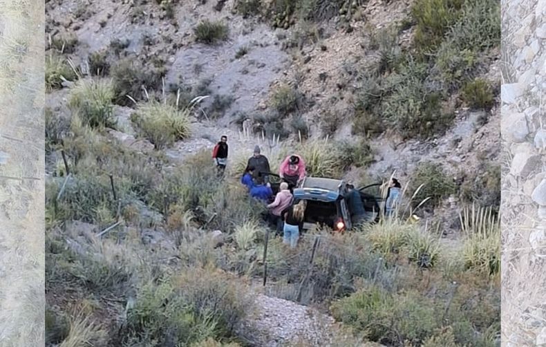 Una mujer volcó con su camioneta en San Rafael y está grave.