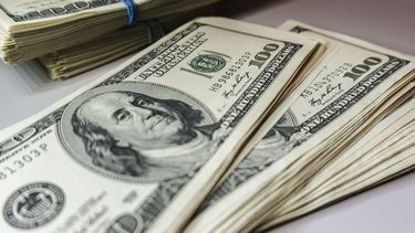 El dólar oficial cerró a $ 105,40 y los dólares bursátiles operan con alzas de hasta 0,6%