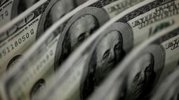 El dólar oficial cerró a $125,48 y los bursátiles operan con altibajos