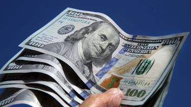 El dólar se estabilizó por encima de los $100