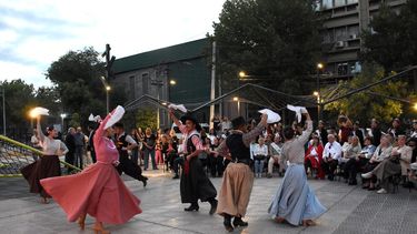 La primera reina de la Vendimia quedó inmortalizada en una plaza de Godoy Cruz. La primera reina de la Vendimia quedó inmortalizada en una plaza de Godoy Cruz.