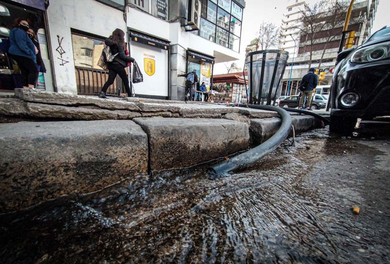 derroche de agua, agua, aysam, caño roto, caño rodo de agua, desperdicio de agua