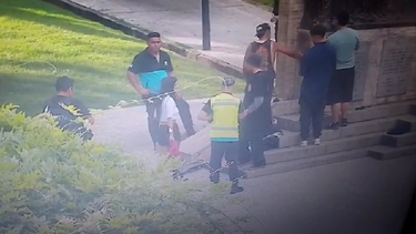 Video: vandalizaron estatuas en Plaza Italia, los sorprendieron y los obligaron a limpiar