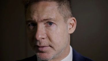 Adrián Suar protagoniza esta película en Netflix.