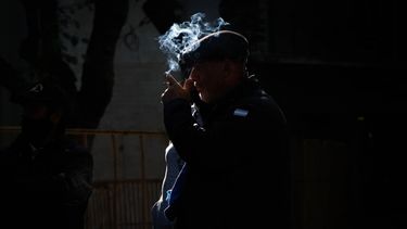 Sitio Andino | covid 19 mendoza, coronavirus mendoza, gente en la calle, pandemia, covid, gente, personas, aire libre, verano, clima, tiempo, mendoza, cigarrillo, fumar, humo,