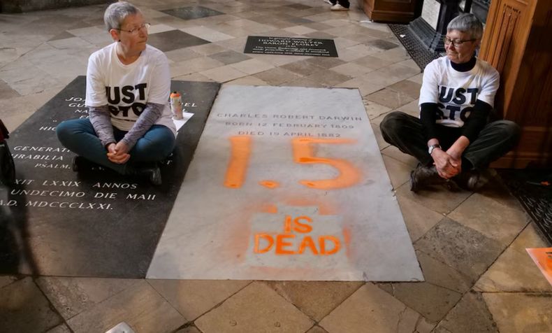 En nombre del cambio climático, dos mujeres vandalizaron la tumba de Charles Darwin