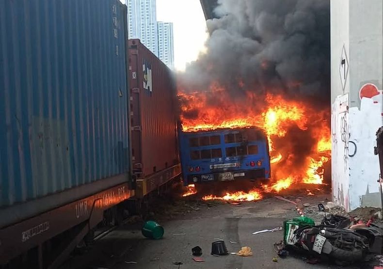 Im&aacute;genes espeluznantes dej&oacute; el terrible choque entre un tren y un colectivo en Bangkok.