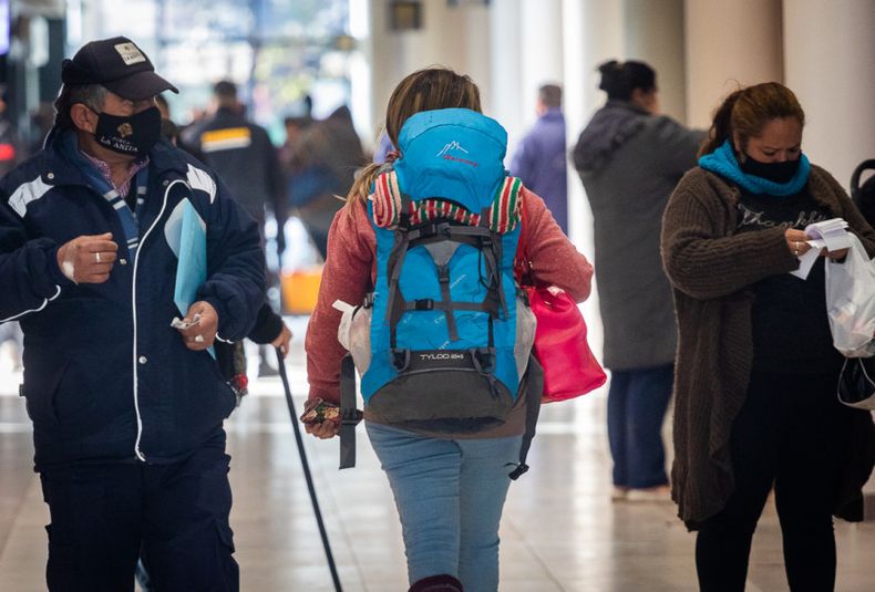 covid 19, coronavirus, gente en la calle, pandemia, covid, gente, personas, aire libre, otoño, clima, tiempo, terminal de mendoza, radio andina