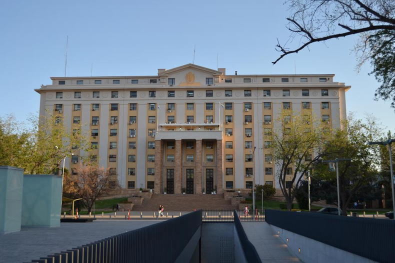 La administración de Mendoza redujo la deuda pública a minímos históricos