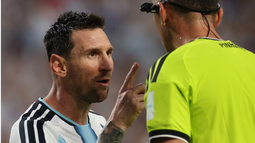 Se le plantó Lionel Messi al árbitro: A mí háblame bien