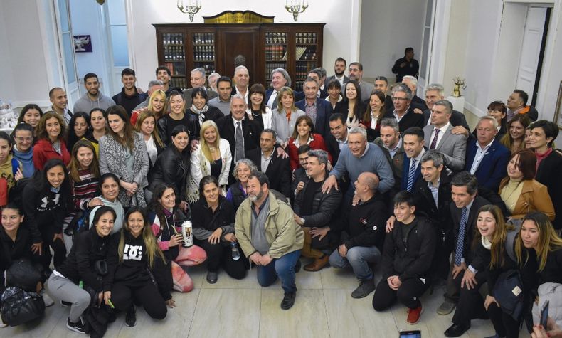 Autoridades, docentes y estudiantes del IEF presenciaron la histórica sesión en Diputados