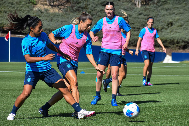 El partido se jugará desde las 21.30 hora argentina en el estadio Dignity Health Sports Park de Carson.