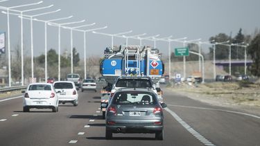 Acceso Sur: un hombre lucha por su vida tras ser atropellado por intentar recuperar una zapatilla.