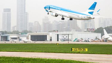 Los pasajes de Aerolíneas Argentinas pagarán también el impuesto del 30%