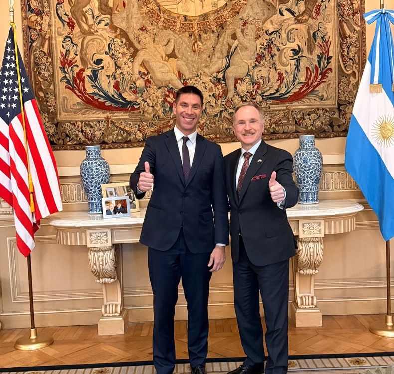El diplomático norteamericano se reunió con el legislador mendocino.