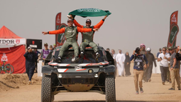 Nasser Al-Attiyah celebra su sexto Rally Dakar tras dominar la edición 2026 en la categoría autos. &nbsp;