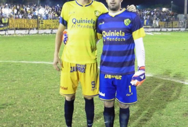 16 Mauricio Cascón y Gabriel González estuvieron en la formación titular de Huracán que goleó a San Martín de Salto de Las Rosas por 5 a 0. Sábado 06 08 16