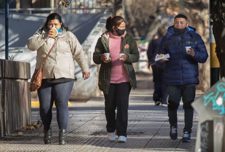 covid 19 mendoza, coronavirus mendoza, gente en la calle, pandemia, covid, gente, personas, aire libre, otoño, clima, tiempo, mendoza, invierno