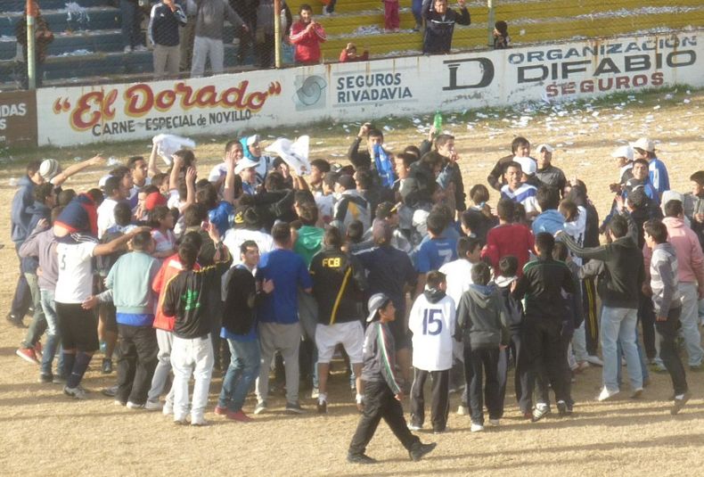 14  Final Apertura- 1ra B- Público y jugadores festejan en el campo de juego haberle ganado la final a Deportivo Argentino por 2 a 1--- sábado 14.06.14