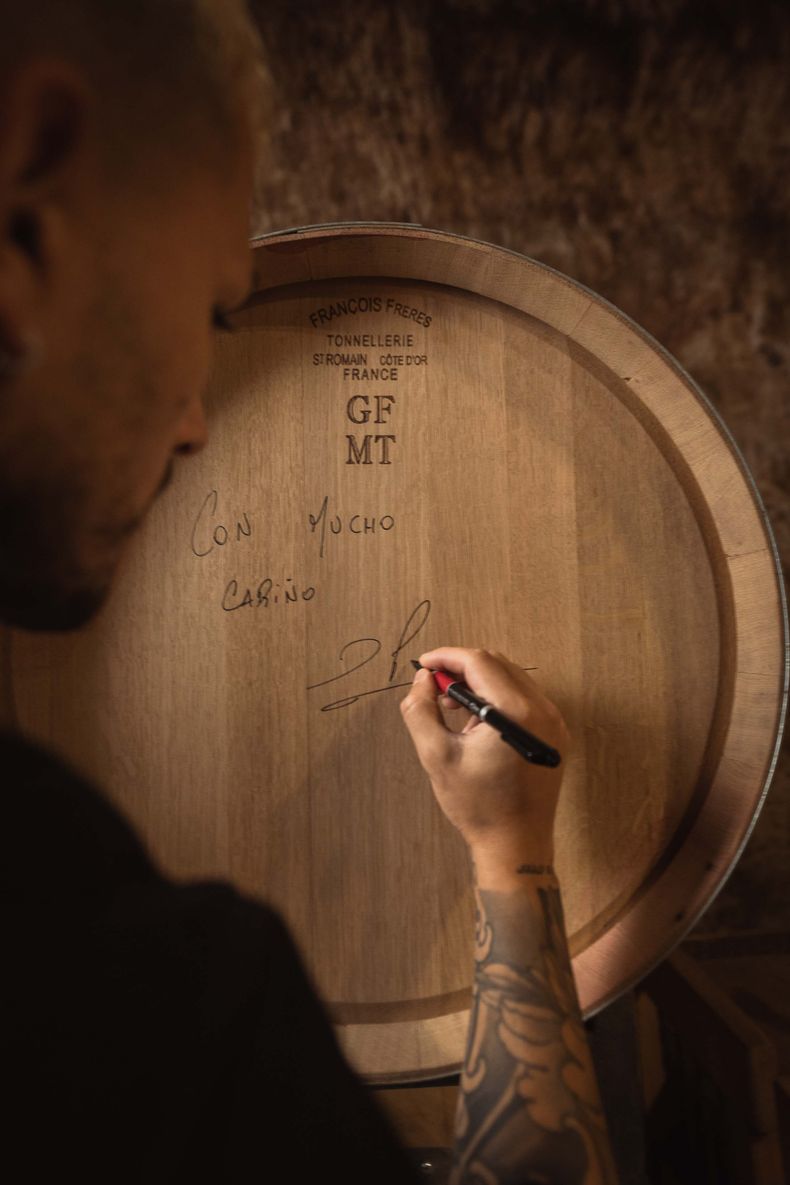 Leandro Paredes firma una de las barricas de sus vinos en la Bodega Barberis