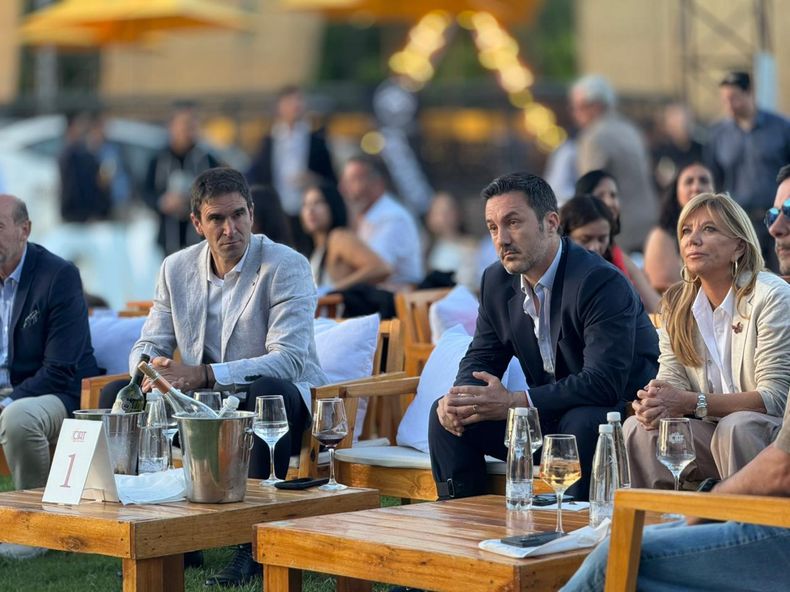 El intendente Emir Andraos y el ministro de Defensa de la Nación, Luis Petri, escucharon el discurso de Carlos Dávila. 