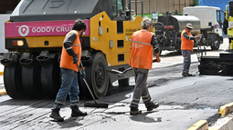 Renovación del primer tramo de pavimentación en calle Rawson de Godoy Cruz.