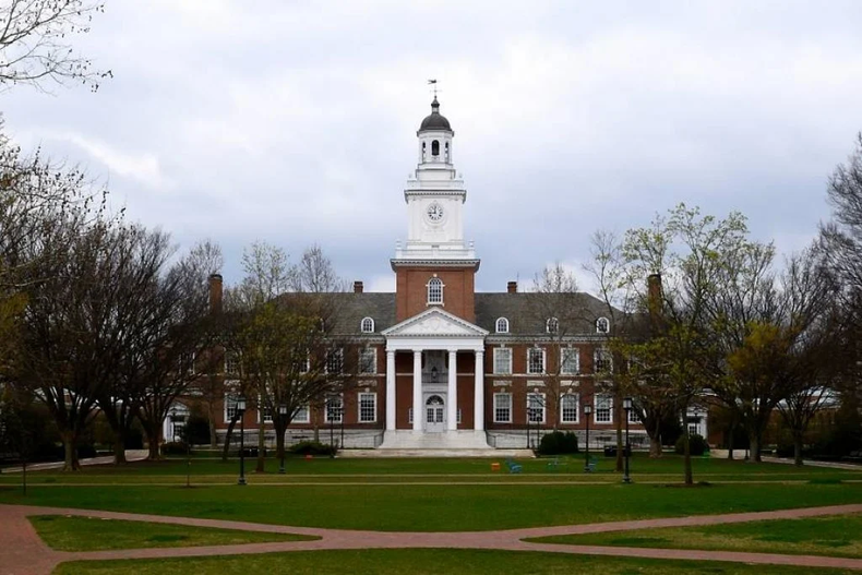 El crimen acecha en el campus de la Universidad Johns Hopkins.