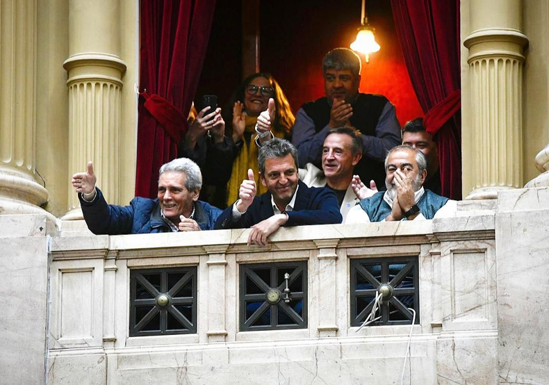 Sergio Massa en los palcos del Congreso con los dirigentes de la CGT durante la aprobación de la eliminación de ganancias.