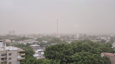 El Zonda llegó con una nube de polvo al Gran Mendoza: así seguirá el tiempo El Zonda llegó con una nube de polvo al Gran Mendoza: así seguirá el tiempo