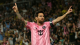 Lionel Messi volvió a demostrar toda su calidad con la pelota parada y llegó a los 76 goles de tiro libre. &nbsp;