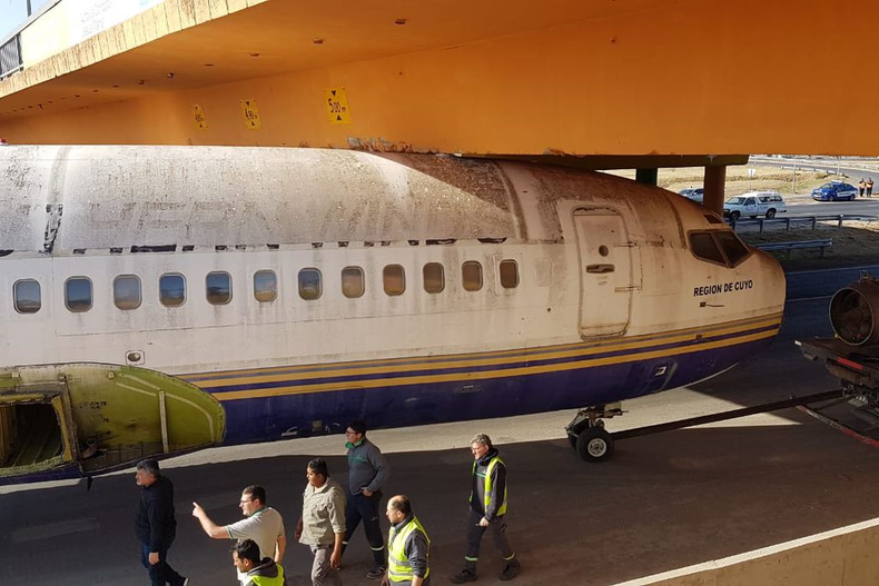 El avión atascado bajo el puente en Córdoba.