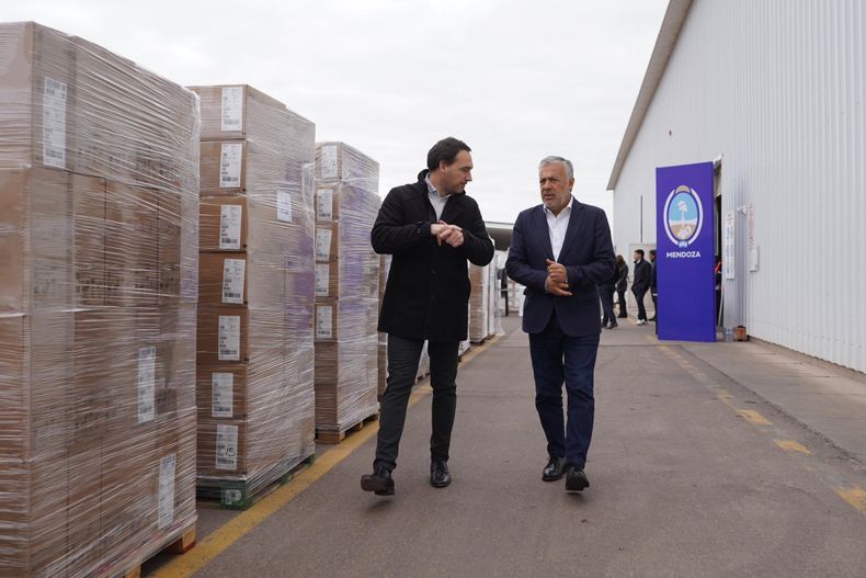 El gobernador Alfredo Cornejo y el ministro de Salud y Deportes, Rodolfo Montero, encabezaron la presentación del último envío de equipamiento informático.
