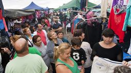 Mientras en el centro los comercios cierran por pocas ventas, en La Salada el negocio crece