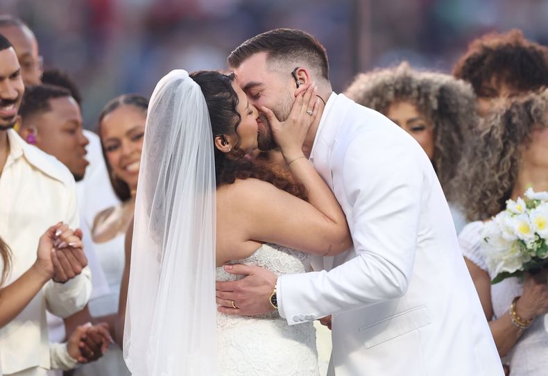 Una pareja se casó durante el halftime show de Bad Bunny en el estado Levi's