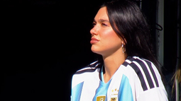 Dua Lipa asistió al encuentro luciendo la camiseta de la Selección Argentina