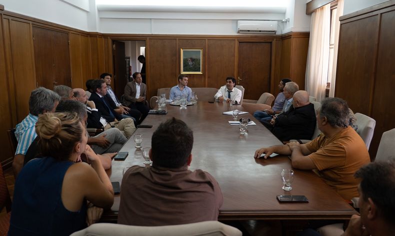 Natalio Mema reunido con dirigentes de la Liga Mendocina de Fútbol.