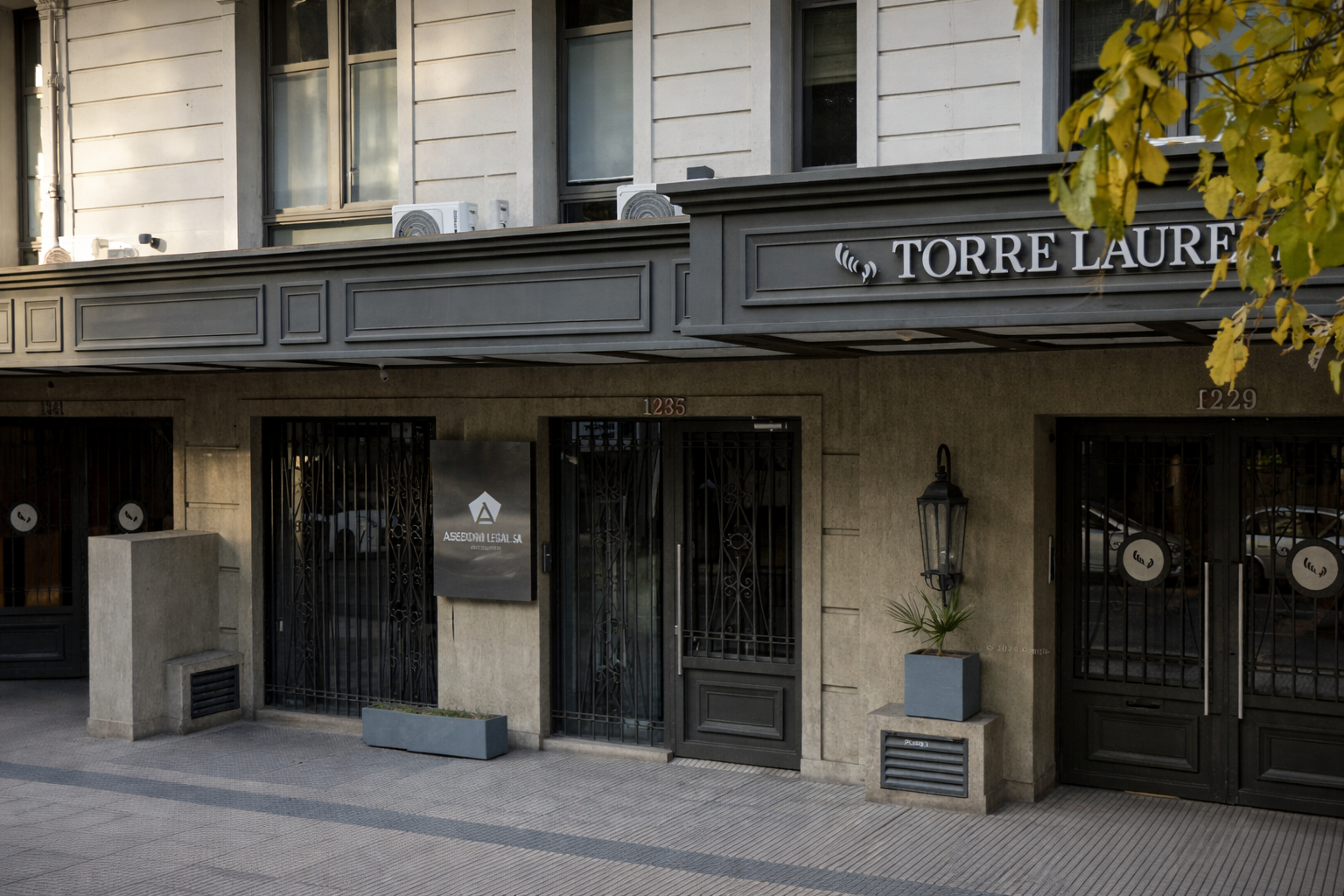 La fachada de las oficinas donde operaba el abogado mendocino Jorge Iván Yoma junto a sus socios La fachada de las oficinas donde operaba el abogado mendocino Jorge Iván Yoma junto a sus socios