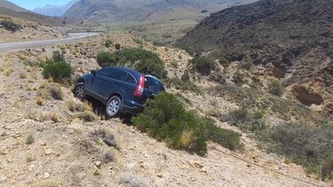 Numerosas personas colaboraron para recuperar en vehículo. (Foto Gentileza).