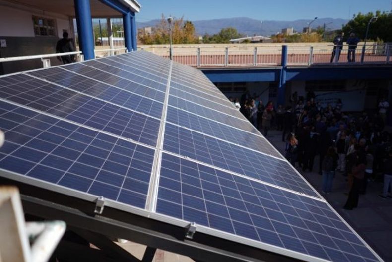 Mendoza lanza un plan para instalar paneles solares en escuelas: de qué se trata