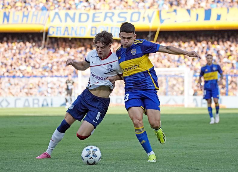 El Club Atlético Boca Juniors y el Club Atlético San Lorenzo de Almagro igualan el marcador.