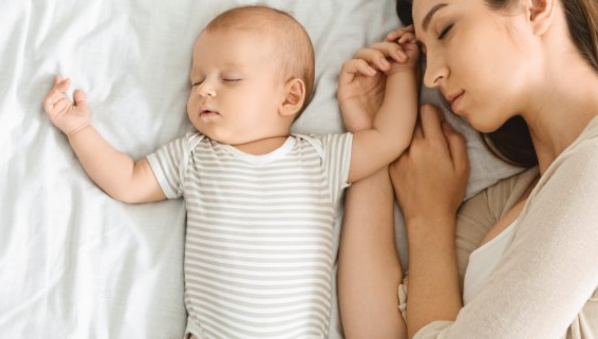 El riesgo de muerte súbita es ocho veces mayor cuando los bebés duermen en la cama de los padres
