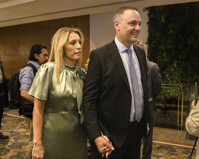 Manuel Adorni junto a su mujer deberá presentarse ante la justicia.
