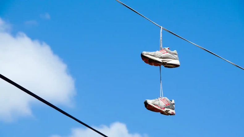 Los fuegos artificiales podrían responder a una señal narco, como la vieja creencia de las zapatillas colgadas de cables indican una zona de venta de estupefacientes.