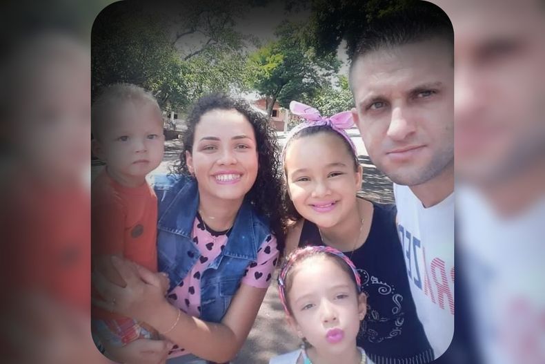 El policía junto a miembros de su familia que asesinó.