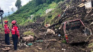 Equipos de rescate también trabajan buscando a personas desaparecidas tras las tormentas en Ecuador.