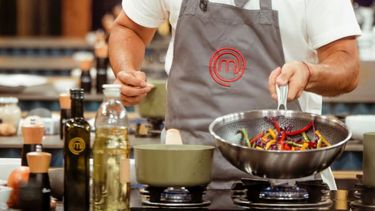 MasterChef Celebrity: gala de mucha tensión, delantales grises y famosos en el balcón