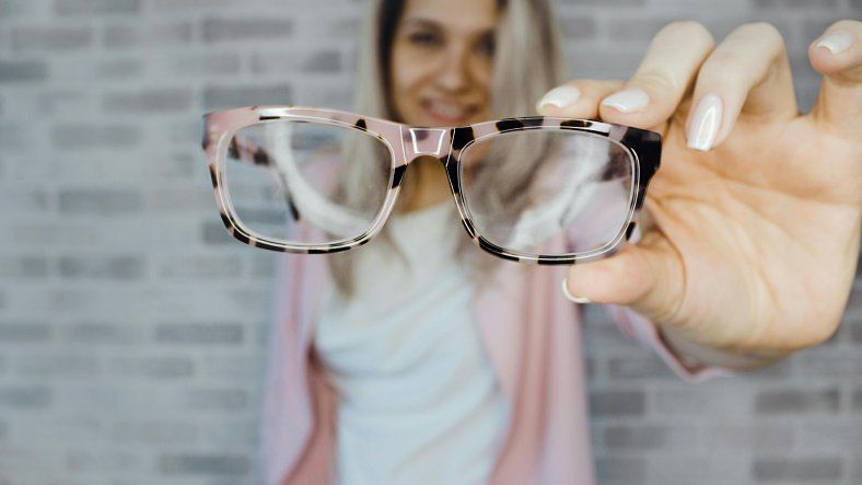 Los trucos definitivos para dejar tus lentes como nuevos y relucientes sin rayarlos