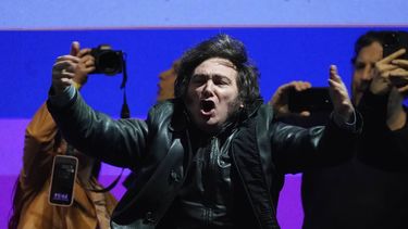 Javier Milei lanza su libro “La construcción del milagro” con un show musical.