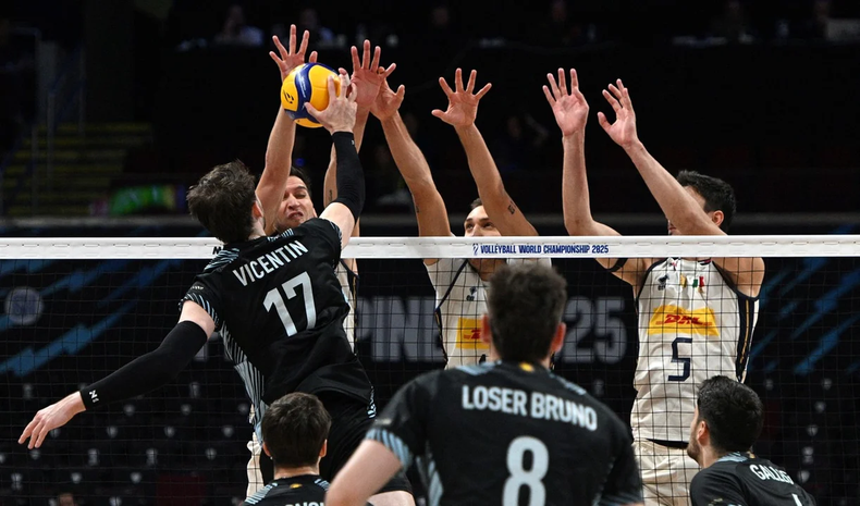 Agustín Loser, pieza clave en el bloqueo argentino, no pudo evitar la derrota ante Italia. &nbsp;