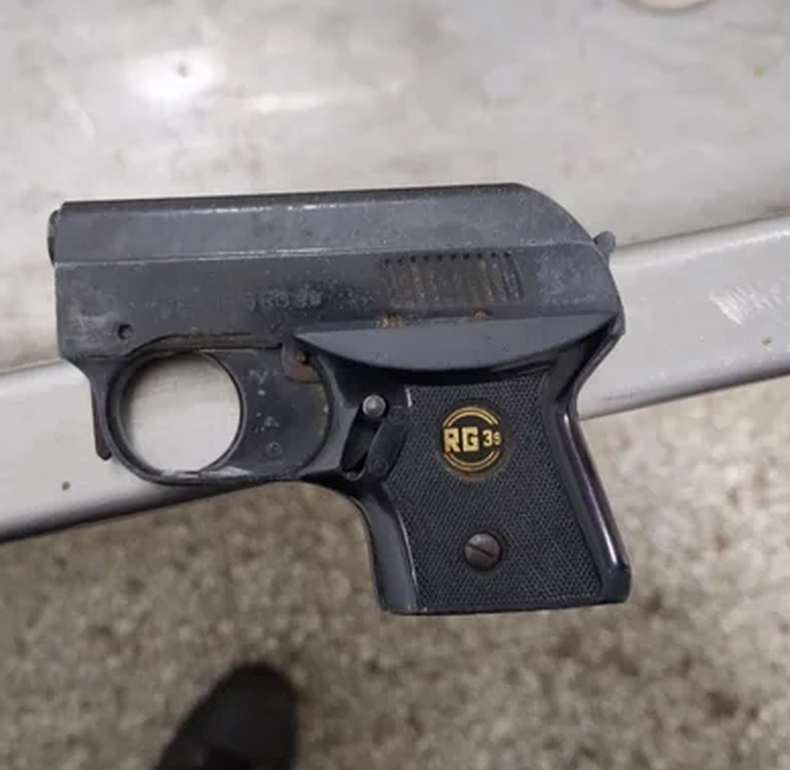 Según informaron las fuentes policiales, el adolescente exhibió el arma en el colegio